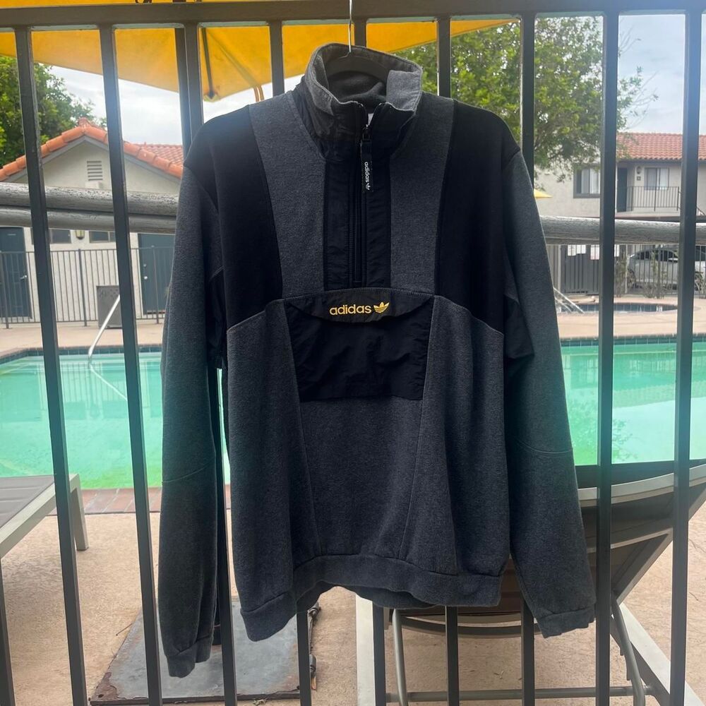 Vintage Y2K 2000 Adidas Men's Grey and Black Sweatshirt SZ M